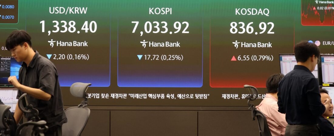 2026-09-10 국내증시 — 코스피 7,033·7000선 지키며 약세 마감